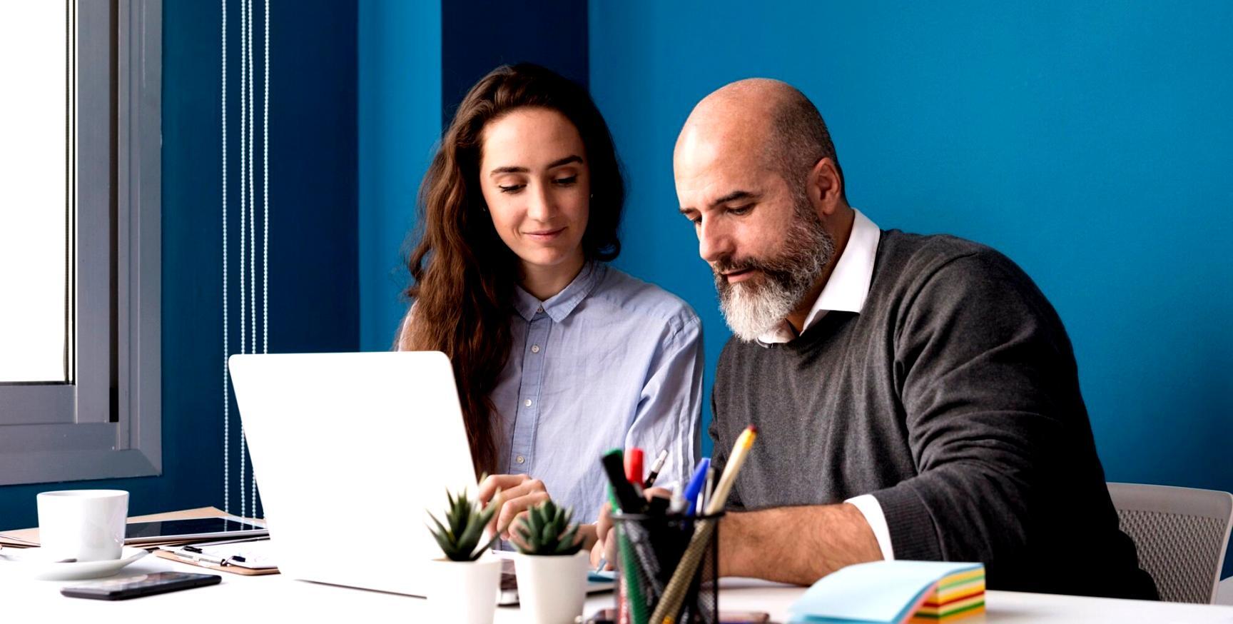 Estudiantes trabajando en proyectos de desarrollo web